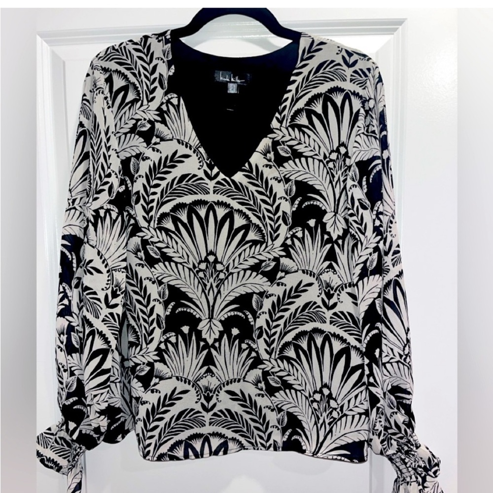 NWT Nicole Miller Women's Blouse LRG. Bold Black & White Palm Floral Design.
